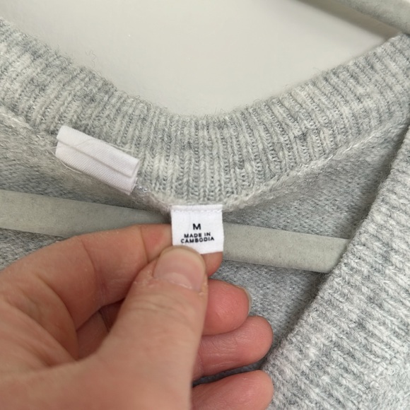 Gap Soft Relax Fit V-Neck Gray Cozy Sweater Women Size Medium Pullover Teacher - Picture 7 of 10